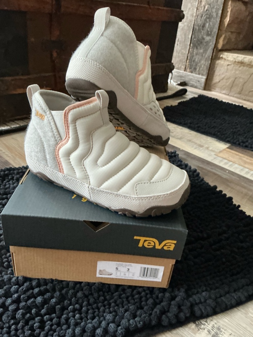 Teva Kids' Puffer Slip-On Boots in cream with light grey trim